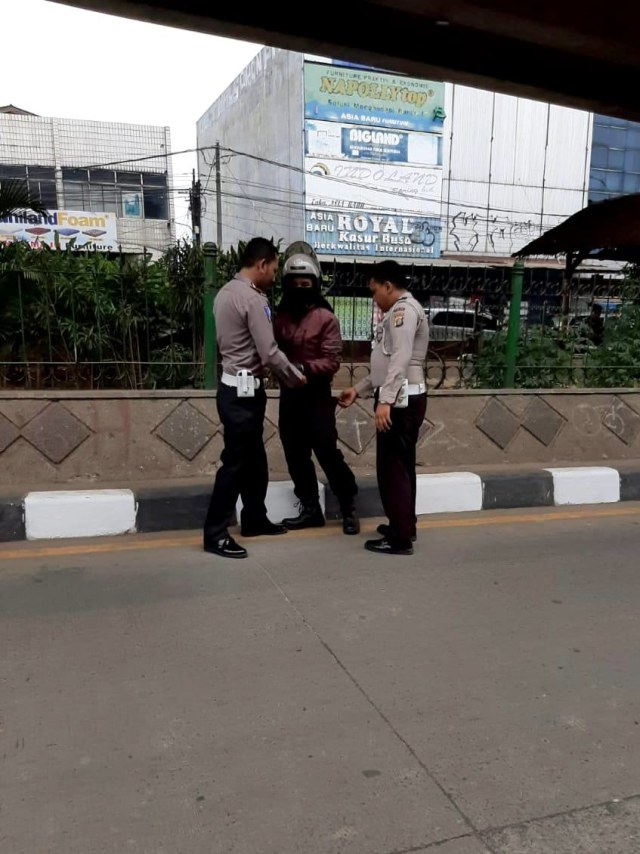 Polisi amankan bocah 13 tahun yang pakai baju polisi untuk cegah pemotor yang melawan arus di Ciputat. Foto: Dok. Istimewa