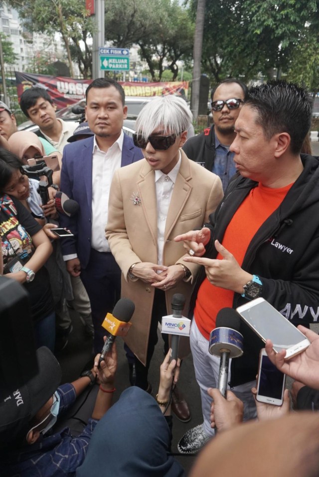 Roy Kiyoshi (tengah) usai melakukan pelaporan di Polda Metro Jaya, Jakarta, kamis (14/11).  Foto: Iqbal Firdaus/kumparan 