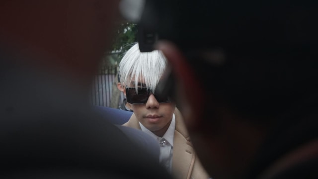 Roy Kiyoshi (tengah) usai melakukan pelaporan di Polda Metro Jaya, Jakarta, kamis (14/11). Foto: Iqbal Firdaus/kumparan