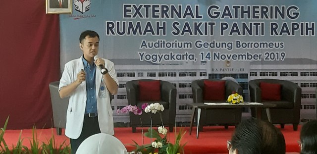 Dokter Spesialis Obstetri dan Ginekologi (SpOG) Rumah Sakit Panti Rapih, Bambang Triono Cahyadi, saat memaparkan materi di perayaan ulang tahun ke-90 Rumah Sakit Panti Rapih Yogyakarta, Kamis (14/11). Foto: len.