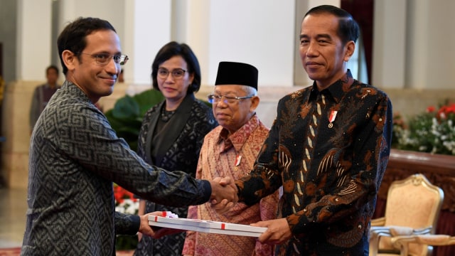 Presiden Joko Widodo (kanan) menyerahkan DIPA dan Daftar Alokasi Transfer Daerah kepada Mendikbud Dikti Nadiem Makarim di Istana Negara, Jakarta. Foto: ANTARA FOTO/Puspa Perwitasari