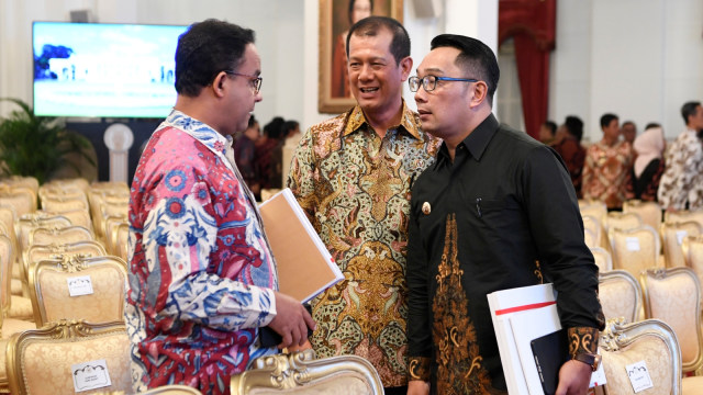 Kepala BNPB Letnan Jenderal TNI Doni Monardo (tengah) bersama Gubernur Jawa Barat Ridwan Kamil dan Gubernur DKI Jakarta Anies Baswedan di Istana Negara. Foto: ANTARA FOTO/Puspa Perwitasari