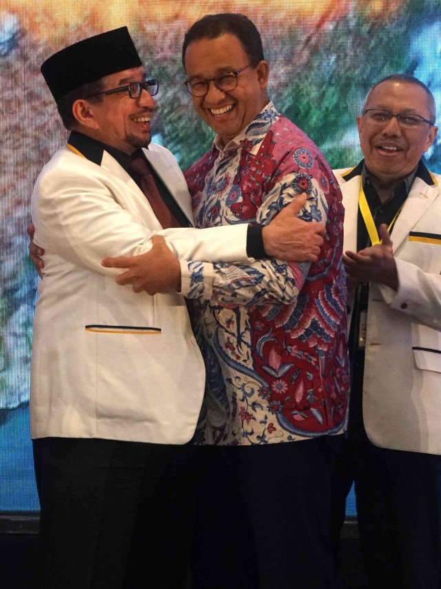 Gubernur DKI Jakarta Anies Baswedan berpelukan dengan Salim Segaf Al Jufri di Rakornas PKS di Hotel Bidakara Grand Pancoran, Tebet, Jakarta Selatan.  Foto: Irfan Adi Saputra/kumparan 