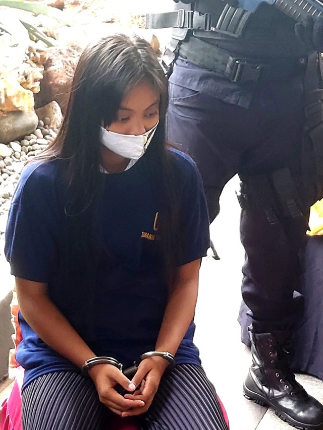 Tersangka penyelundupan Methamphetamine seberat 2KG di Bandara Internasional Ahmad Yani, Semarang. Foto: Afiati Tsalitsati/kumparan