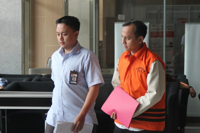 Satriawan Sulaksono (kanan) usai menjalani pemeriksaan di Gedung KPK, Jakarta, Kamis (14/11).  Foto: Nugroho Sejati/kumparan 