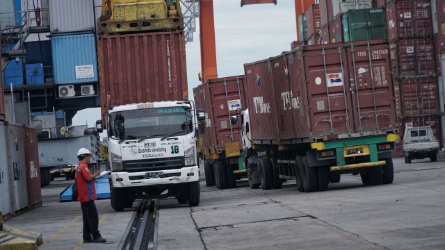 Aktivitas bongkar muat peti kemas di Pelabuhan Tanjung Priok, Jakarta Utara, Kamis (14/11/2019). Foto: Jamal Ramadhan/kumparan