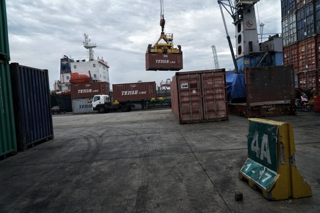 Aktivitas bongkar muat peti kemas di Pelabuhan Tanjung Priok, Jakarta Utara, Kamis (14/11/2019). Foto: Jamal Ramadhan/kumparan