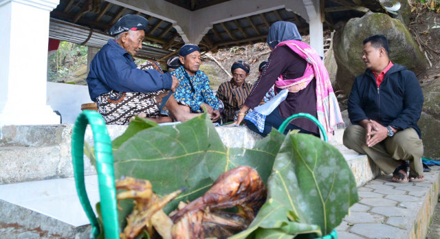 Prosesi Nyadran dan Ubarampe Panggang Ayam sebagai sesajian wajib Upacara Nyadran Gedong Pulungsari di Desa Pundungsari Kecamatan Semin Kabupaten Gunungkidul. Foto oleh : Naratala