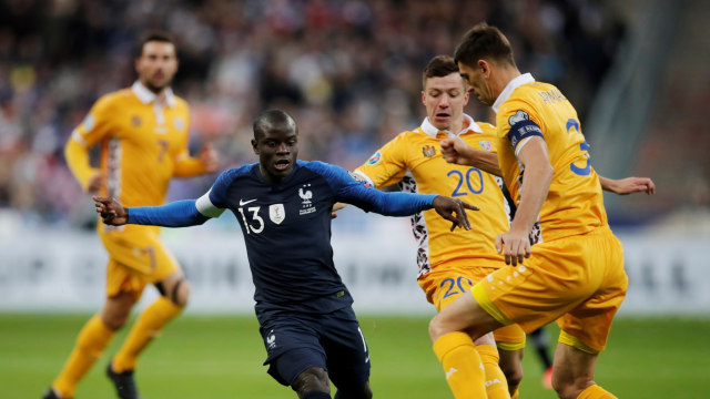 Pemain Prancis, N'Golo Kante, diadang pemain Moldova. Foto: REUTERS/Benoit Tessier