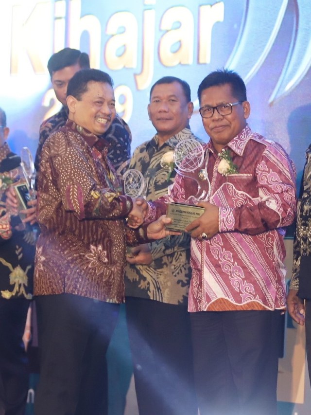 Aminullah Usman (kanan) menerima anugerah Kihajar 2019. Dok. Humas Banda Aceh