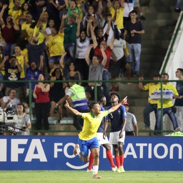 Pemain Timnas U-17 Brasil, Gabriel Veron, merayakan gol ke gawang Timnas U-17 Prancis. Foto: REUTERS/Sergio Moraes