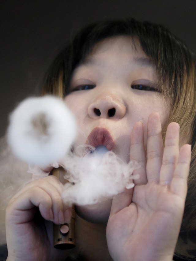 Ilustrasi Vape. Foto: REUTERS/Thomas Peter