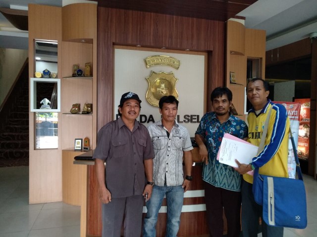 Sukirman (kiri) ketika mengadukan persoalan konflik lahan di Polda Kalsel, Jumat (8/11/2019).