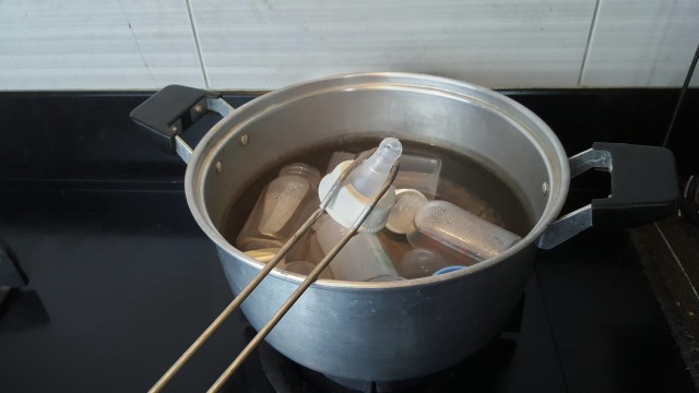 Merebus botol susu bayi. Foto: Shutter Stock 