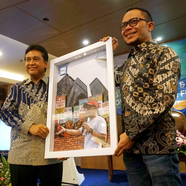 Muhammad Hanif Dhakiri menerima cinderamata usai seminar satu hari BPJS Ketenagakerjaan di Gedung Permata Kuningan, Kuningan, Jakarta, Jumat (15/11). Foto: Irfan Adi Saputra/kumparan