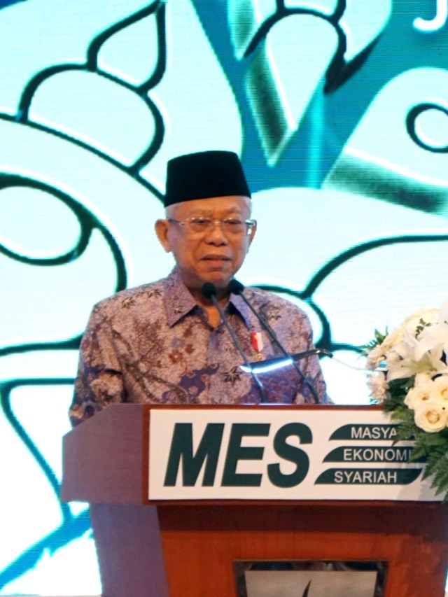 Wakil Presiden Ma'ruf Amin memberikan sambutan dalam acara Silatuhrahim Kerja Nasional Masyarakat Ekonomi Syariah di JCC Senayan, Jakarta, Jumat (15/11). Foto: Fanny Kusumawardhani/kumparan