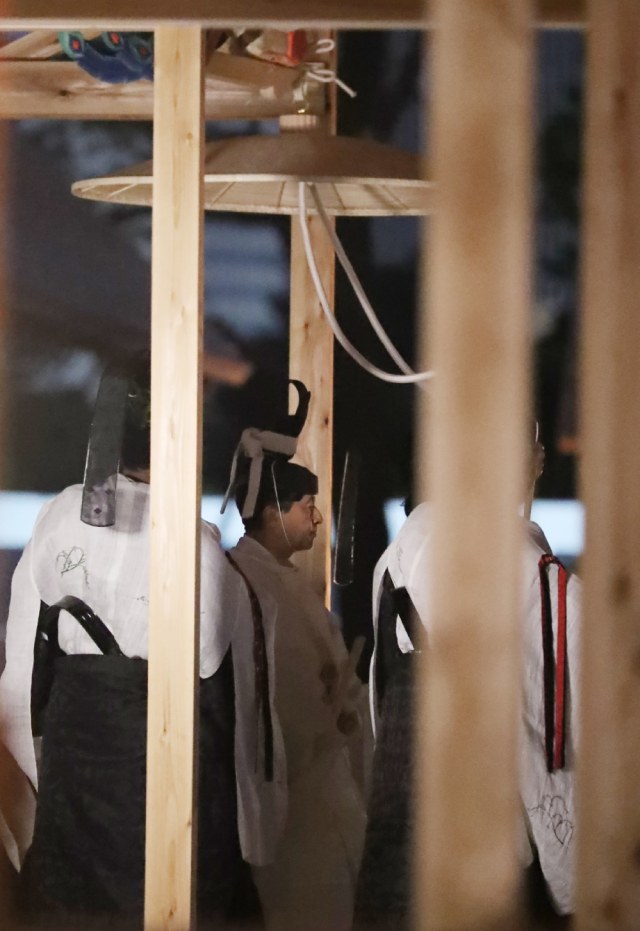 Kaisar Jepang Naruhito berjalan menuju Yukiden, salah satu aula utama Daijokyu, tempat ritual Daijosai, di Istana Kekaisaran di Tokyo. Foto: AFP