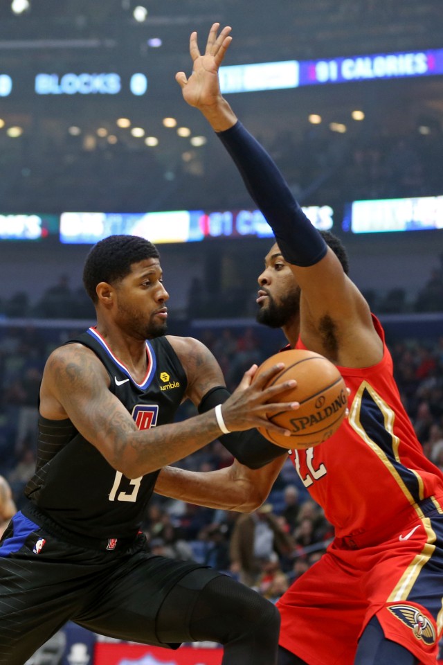 Bintang Los Angeles Clippers, Paul George, berduel dengan big man New Orleans Pelicans, Derrick Favors.  Foto: Chuck Cook-USA TODAY Sports