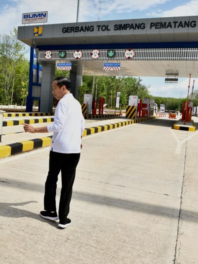 Presiden Joko Widodo meninjau Jalan Tol Trans Sumatera di Mesuji, Provinsi Lampung, Jumat (15/11). Foto: Presidential Palace/Agus Suparto