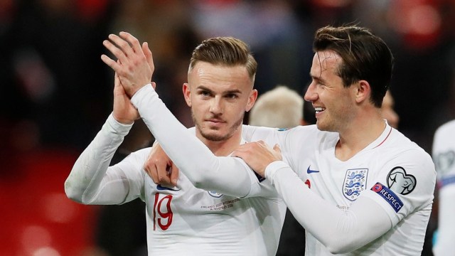 Dua pemain muda Leicester City, James Maddison dan Ben Chilwell, saat membela Timnas Inggris.  Foto: REUTERS/David Klein
