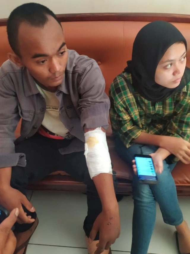 Bagus (kiri) korban tabrakan grabwheels melaporkan kasus tabrakan ke kompolnas. Foto: Maulana Ramadhan/kumparan
