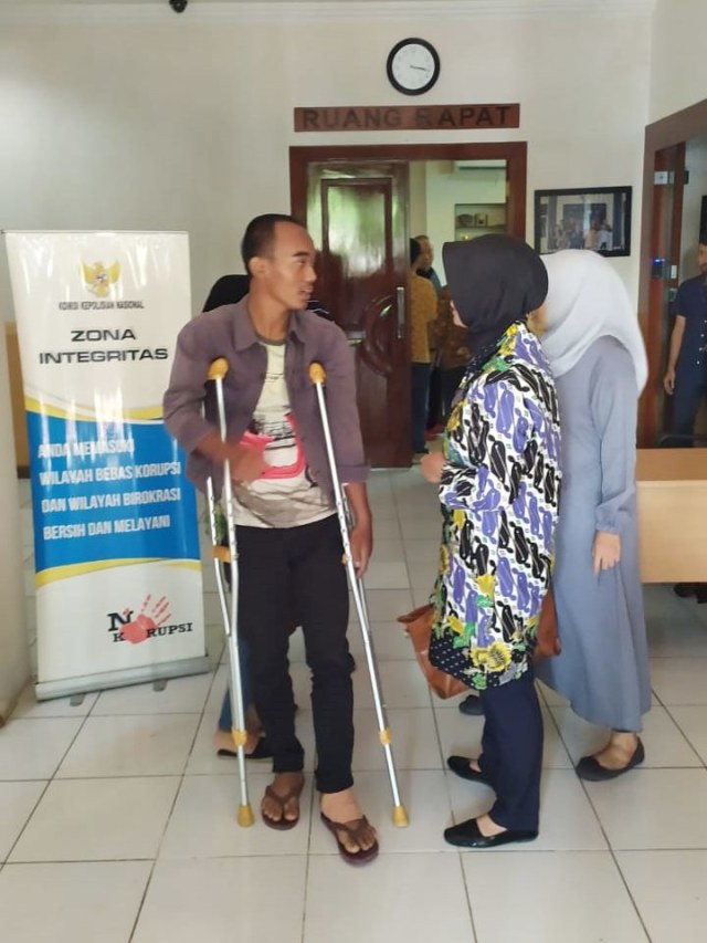 Bagus (kiri) korban tabrakan grabwheels melaporkan kasus tabrakan ke kompolnas. Foto: Maulana Ramadhan/kumparan