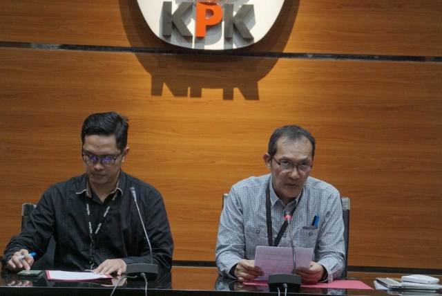 Wakil ketua KPK Saut Situmorang bersama Juru Bicara KPK Febri Diansyah konfrensi pers terkait pengembangan kasus OTT Bupati Cirebon. Foto: Helmi Afandi Abdullah/kumparan