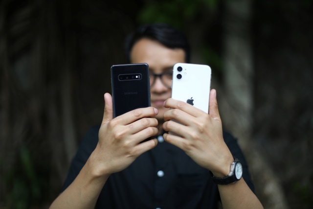 Samsung Galaxy S10 Plus dan iPhone 11. Foto: Dicky Adam Sidiq/kumparan 