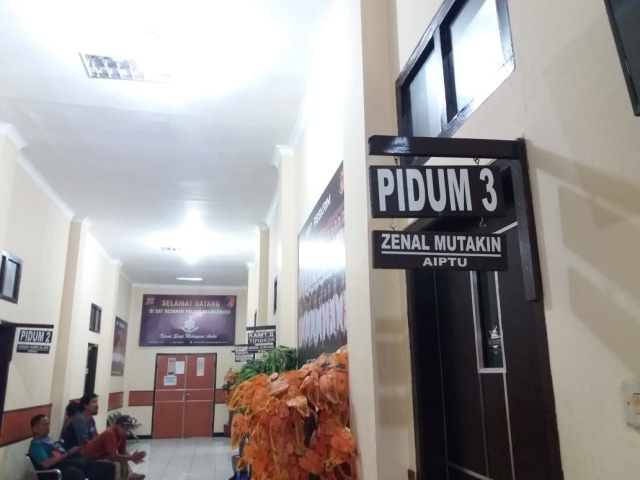 Kurang lebih enam jam, anak Bupati Majalengka, Irfan Nuralam menjalani pemeriksaan di ruang pidum Satreskrim Polres Majalengka. (Rd Algifari)