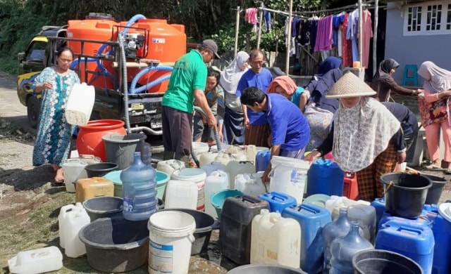 Para pemuda dari Desa Kedawung, Kecamatan Bojong, Kabupaten Tegal menyalurkan bantuan air bersih ke sejumlah desa yang masih mengalami kekeringan. (Foto: Bentar)