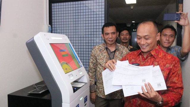 Dirjen Dukcapil Kemendagri, Zudan Arif menjajal ADM (Anjungan Dukcapil Mandiri). Foto: Dok. Kemendagri