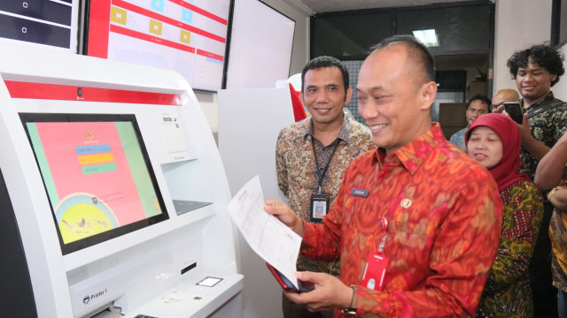 Dirjen Dukcapil Kemendagri, Zudan Arif menjajal ADM (Anjungan Dukcapil Mandiri). Foto: Dok. Kemendagri