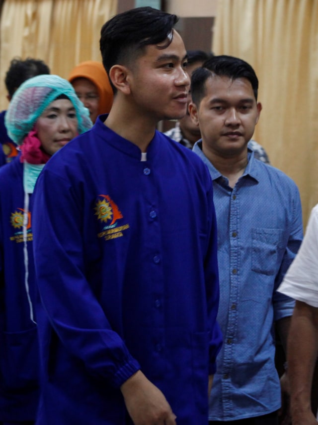 Gibran Rakabuming Raka (ketiga kiri) berjalan bersama tim dokter Rumah Sakit PKU Muhammadiyah Solo seusai memberikan keterangan pers Foto: ANTARA FOTO/Maulana Surya