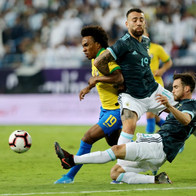 Sengitnya duel Brasil versus Argentina. Foto: REUTERS/Ahmed Yosri