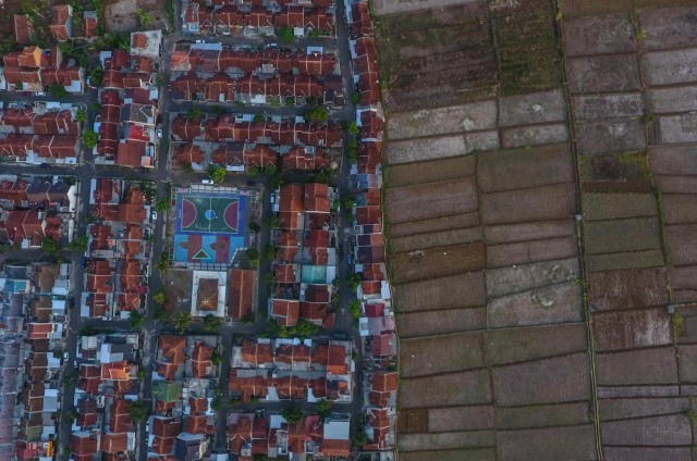 Foto udara lahan pertanian beralih fungsi menjadi kawasan perumahan di Desa Imbanegara, Kabupaten Ciamis, Jawa Barat. Foto: ANTARA FOTO/Adeng Bustomi