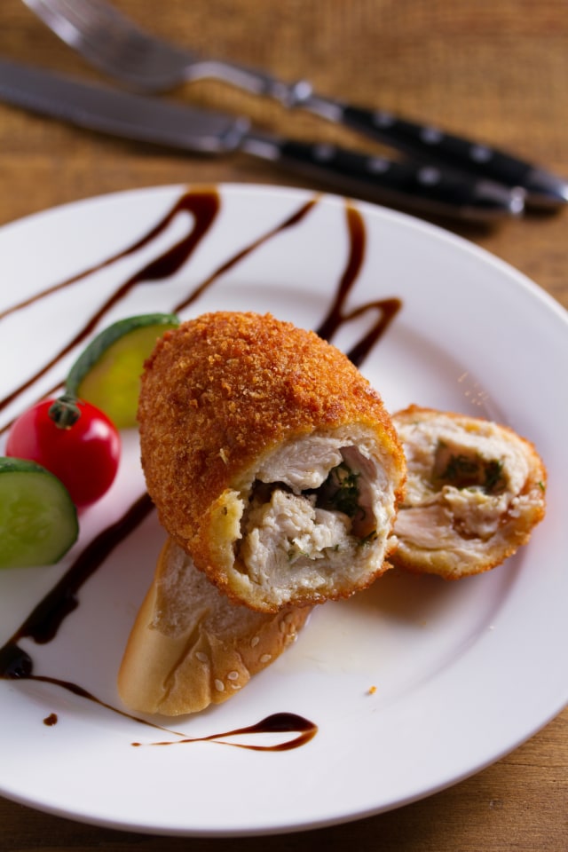 Ilustrasi roti goreng isi ayam. Foto: Shutter Stock