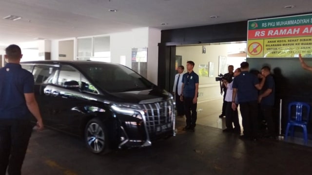 Presiden Jokowi kembali menjenguk La Lembah Manah di RS PKU Muhammadiyah Surakarta, Sabtu (16/11/2019). Foto: kumparan