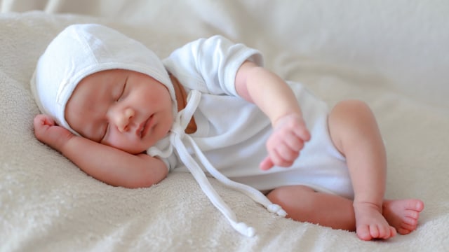 Ilustrasi bayi pakai topi. Foto: Shutter Stock