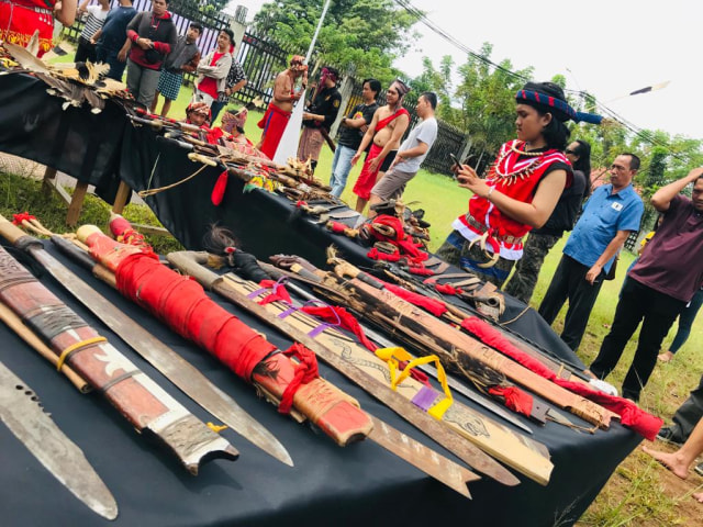 Berbagai benda, terutama senjata khas suku Dayak dipamerkan di Rumah Radakng Pontianak. Foto: Teri/Hi!Pontianak