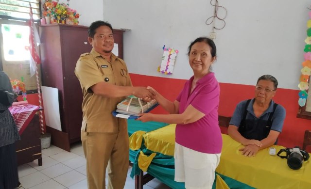 Pterwakilan Sekolah Hati Suci memberi buku buat Bapa Raja Waling Spanciby, (Dok. Lentera Maluku)