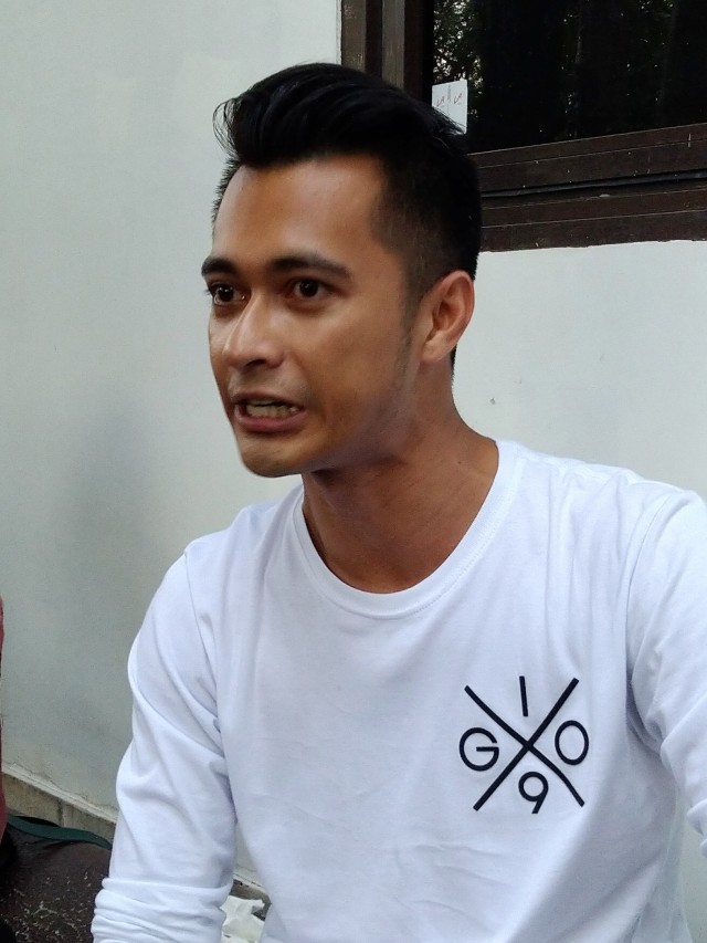 Eza Gionino menunjukan surat laporan di Polres Bogor, Cibinong, Jawa Barat, Sabtu (16/11). Foto: Maria Gabrielle P.
