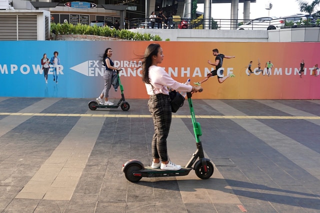 Warga mengendarai skuter listrik Grabwheels di kawasan FX Sudirman, Jakarta, Sabtu (16/11).  Foto: Fanny Kusumawardhani