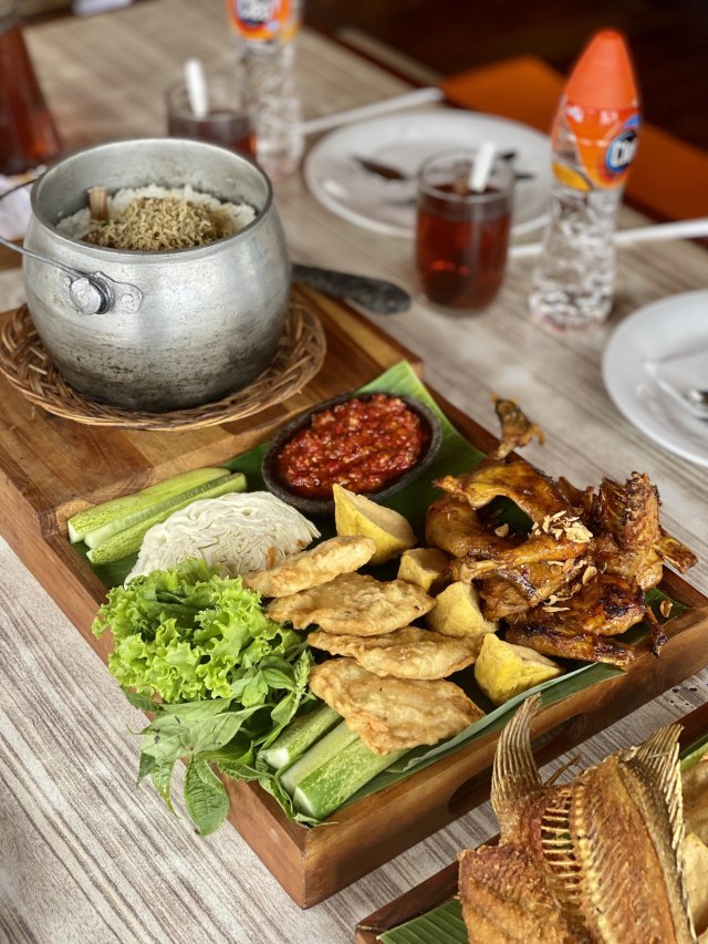 Nasi Liwet Ayam Bakar. Foto: Toshiko/kumparan