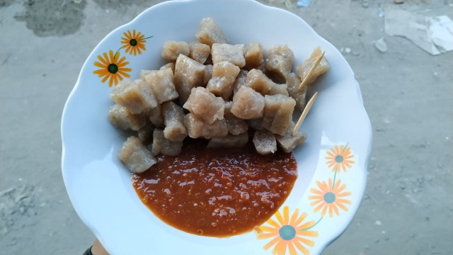 Cemilan tradisional Pempek Misan di Baturusa, Bangka belitung.