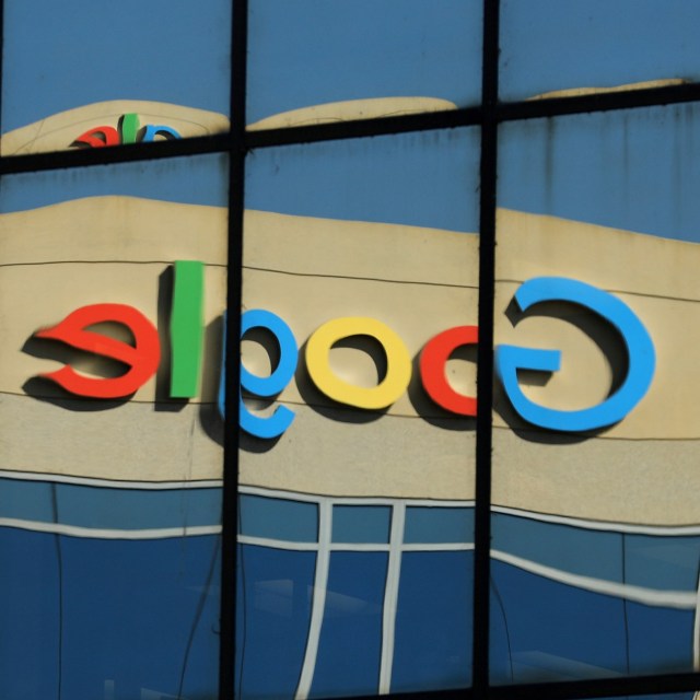Refleksi logo Google. Foto: REUTERS/Mike Blake