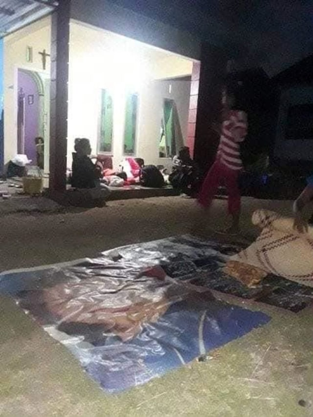 Warga Pulau Batang Dua Ternate masih mengungsi saat malam hari. Foto: Dok. BNPB