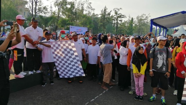 Peserta jalan santai Pekan Nasional Keselamatan Jalan di Banjarbaru, Minggu (17/11/2019). Foto: Humpro Kalsel