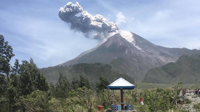 Letusan Gunung Merapi terlihat dari bungker Kaliadem, Cangkringan, Sleman, DI Yogyakarta, Minggu (17/11/2019).  Foto: ANTARA FOTO/Rudi