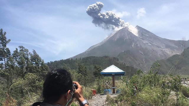 Letusan Gunung Merapi terlihat dari bungker Kaliadem, Cangkringan, Sleman, DI Yogyakarta, Minggu (17/11/2019).  Foto: ANTARA FOTO/Rudi