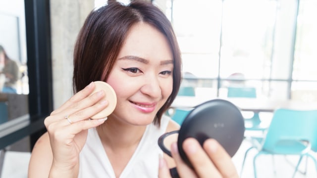 Ilustrasi perempuan memakai bedak.
 Foto: Shutter Stock
